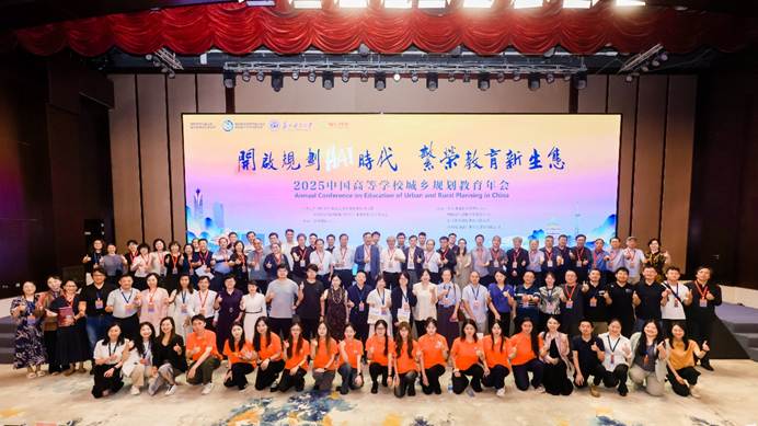 一群人站在台上 AI 生成的内容可能不正确。