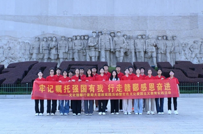 实践队员在革命旧址前合影。(周煌浚 摄) 实践队员在革命旧址前合影。(周煌浚 摄)