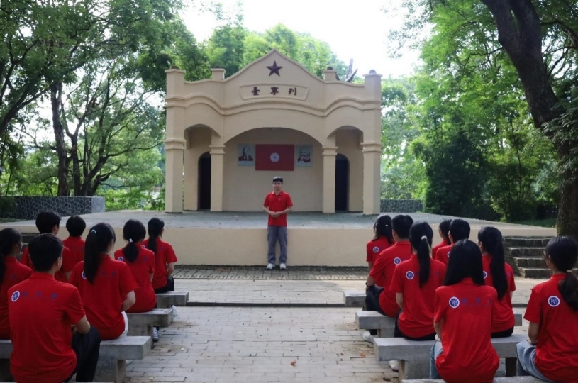 校史馆讲解员吴雨航在列宁堂解读苏区精神。(李圆 摄) 校史馆讲解员吴雨航在列宁堂解读苏区精神。(李圆 摄)